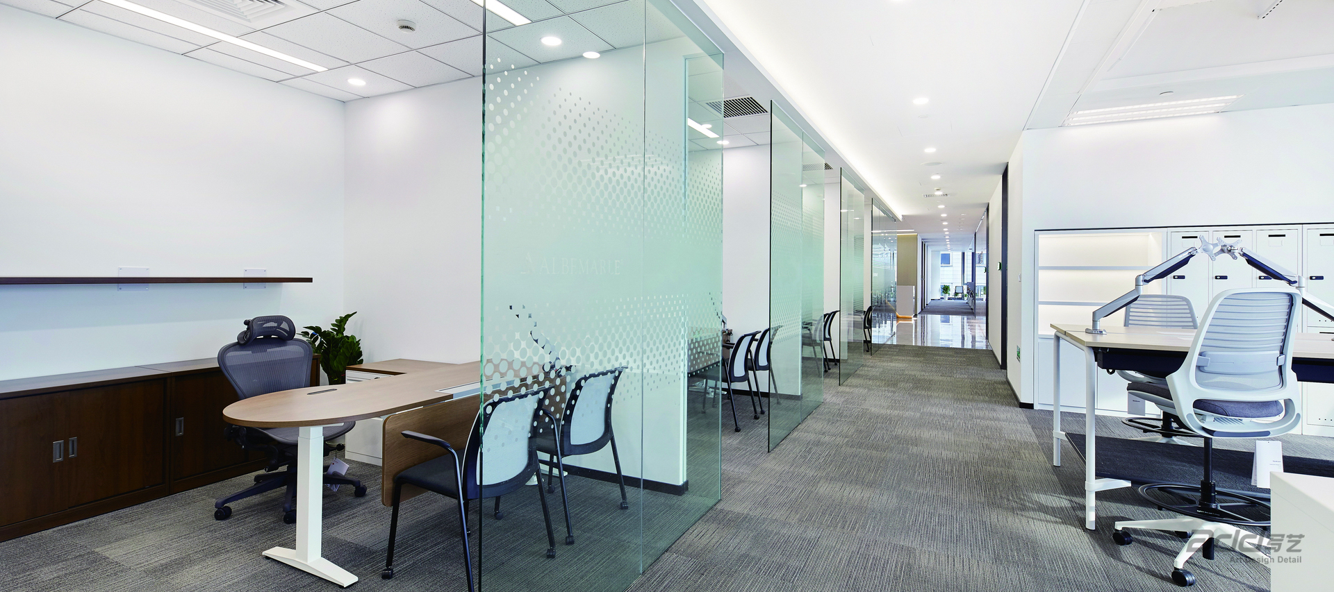 雅?；まk公室裝修-辦公區(qū)玻璃隔斷-pc